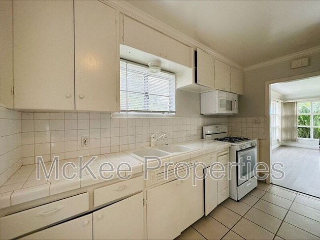 Building Photo - 907 Hayes Ave