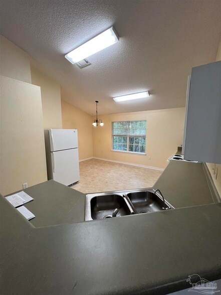 Foto del edificio - 4966 Berkeley Forest Blvd