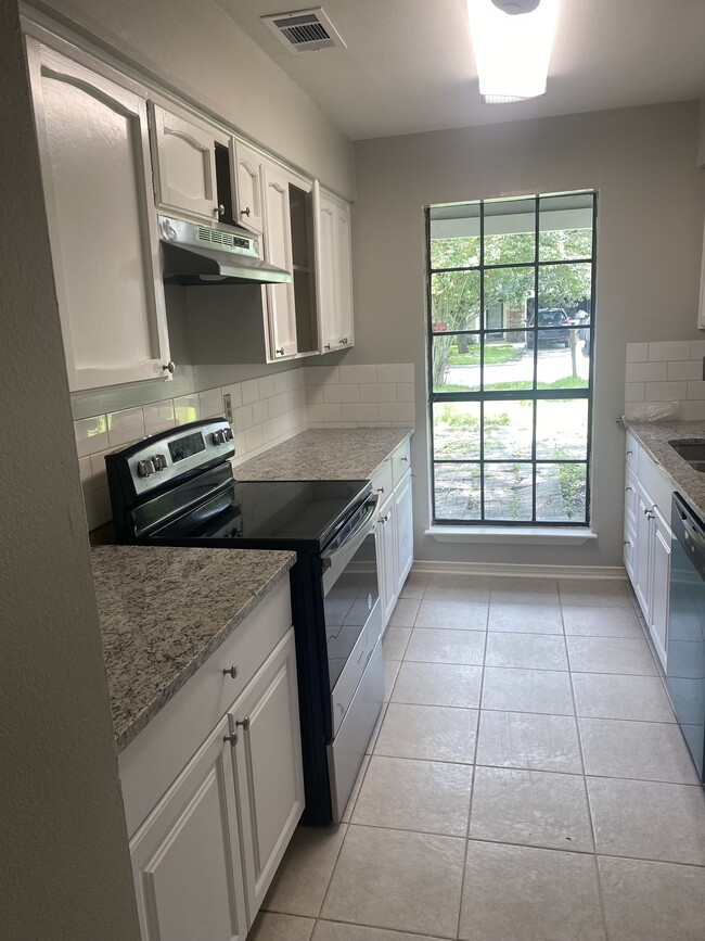 Kitchen - 334 Highland Creek Pky