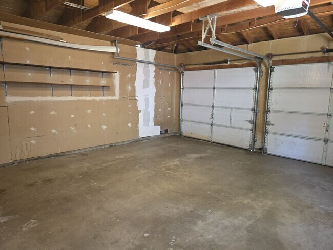 Building Photo - Unfurnished three bedroom house in Al Tahoe