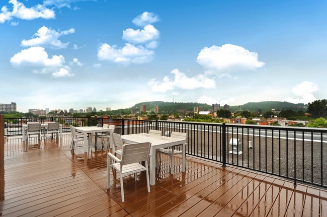 Building Photo - 5315 Boul Saint Laurent