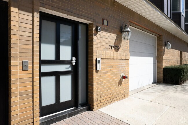 Entrada - 717-719 Madison St