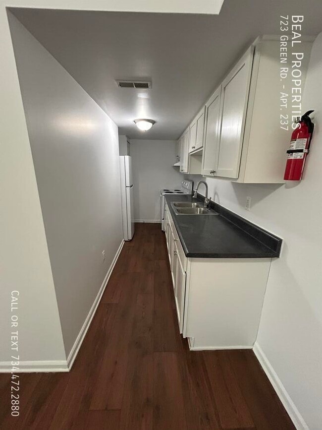 Foto del edificio - 723 Green Rd