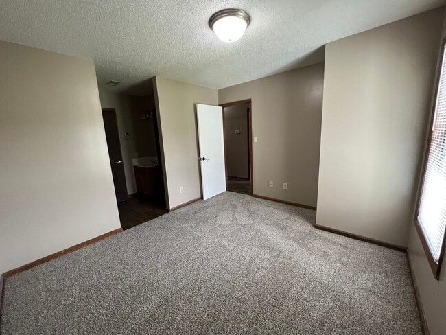 Building Photo - Nice two bedroom two bath home that is centrally located. Just minutes to Camp Lejeune, Camp John...