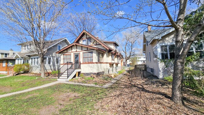 Frente - 904 20th Ave SE