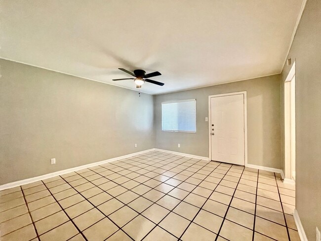 Foto del edificio - Spacious 2 Bedroom / 1 Bathroom Apartment ...