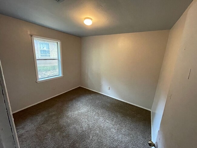 Building Photo - 4 Bed, 1.5 Bath Home With Carport and Cent...