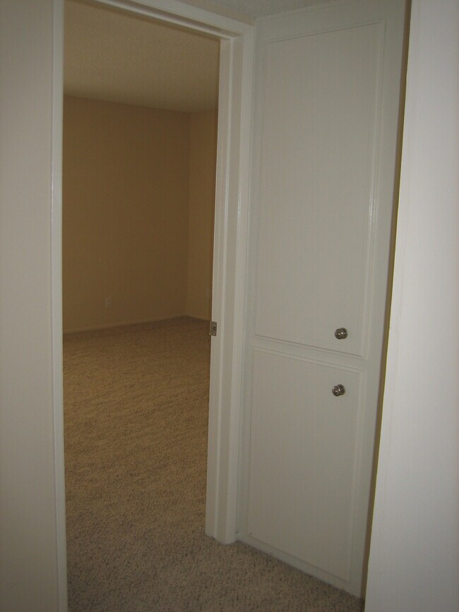 Closets - 5320 Zelzah Ave