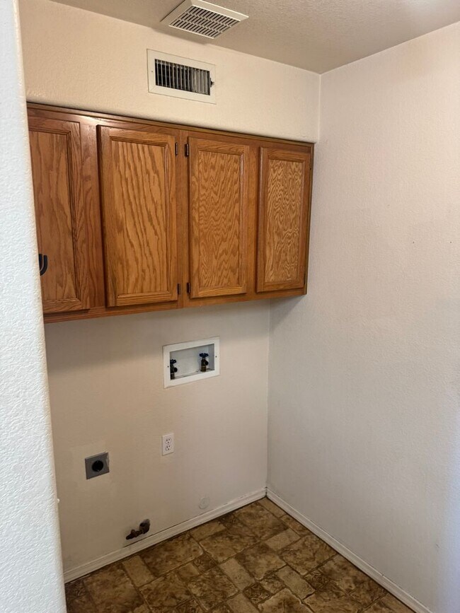 Building Photo - Ready For Move-In! Two-Level Townhome with...