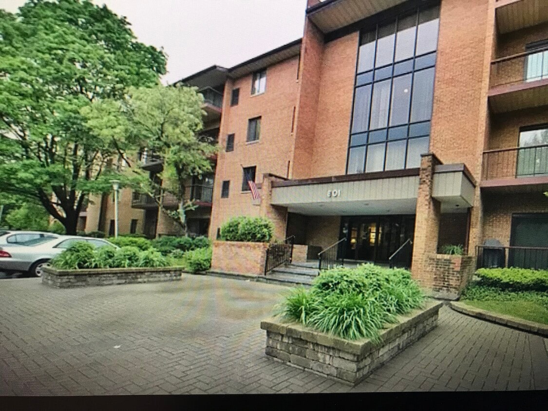 801 79th St Unit 101, Darien, IL 60561 Condo for Rent in Darien, IL