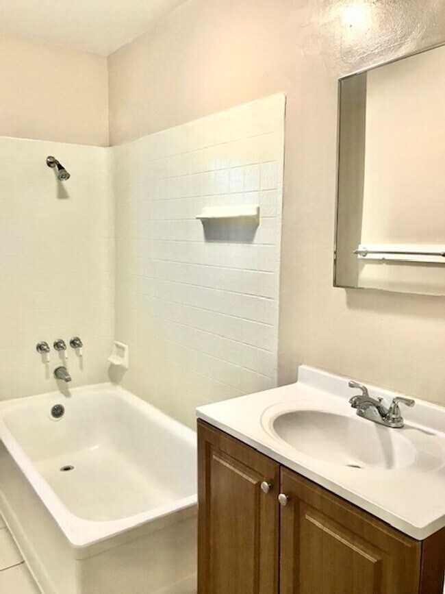 Building Photo - 2 Bed 1 Bath House with Attached Garage in...