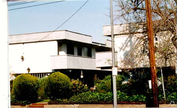 Foto del edificio - 5000 Kester Ave