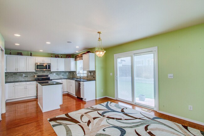 Building Photo - Impeccable 5 Bedroom Home with Mountain Views