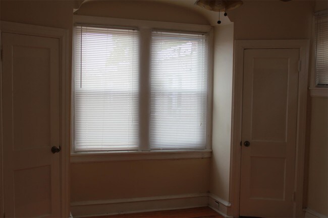 Foto del edificio - 5870 Woodcrest Ave