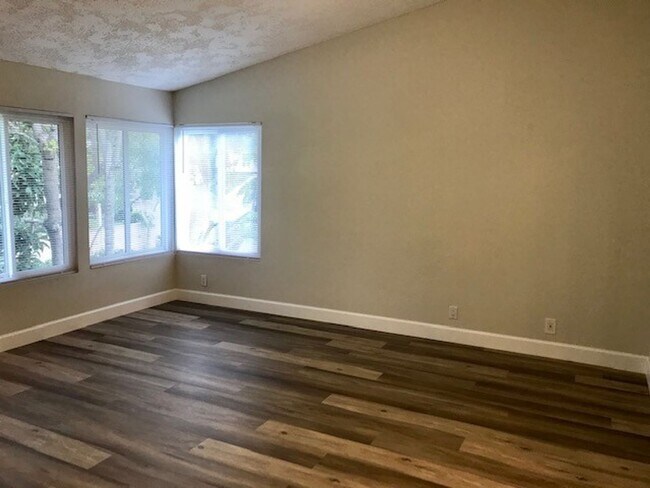Building Photo - Nestled in the highly desirable community ...
