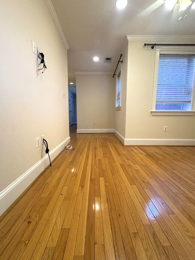 Building Photo - Charming 1BR/1BA Condo in the Heart of Shaw – Parking Included!