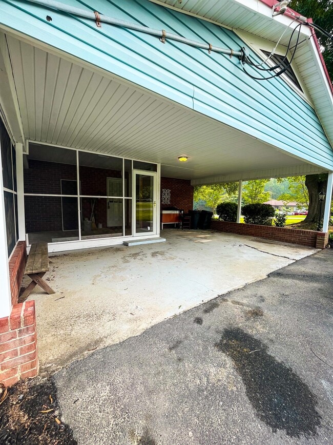 Building Photo - 1665 Brookford Rd
