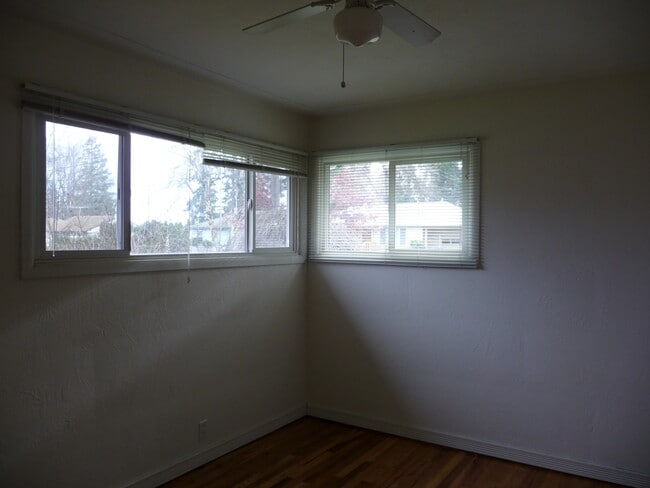 Building Photo - Hardwood floor