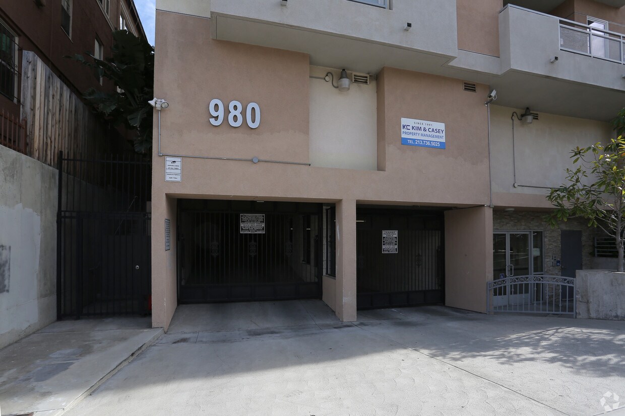 Building Photo - 980 S Oxford Ave
