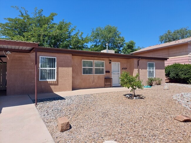 Foto del edificio - 10713 Fairbanks Rd NE