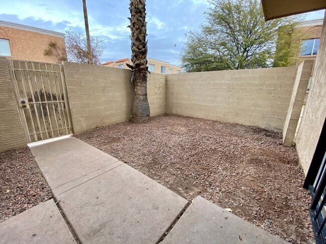 Building Photo - 3 Bedroom 1 Bathroom in Hallcraft Villas