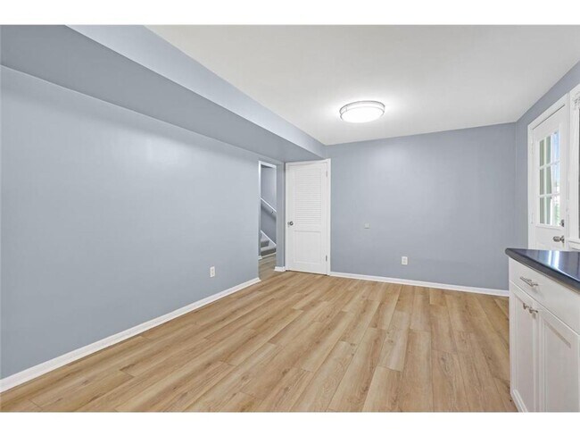 Foto del edificio - 6040 Hemlock Ln N