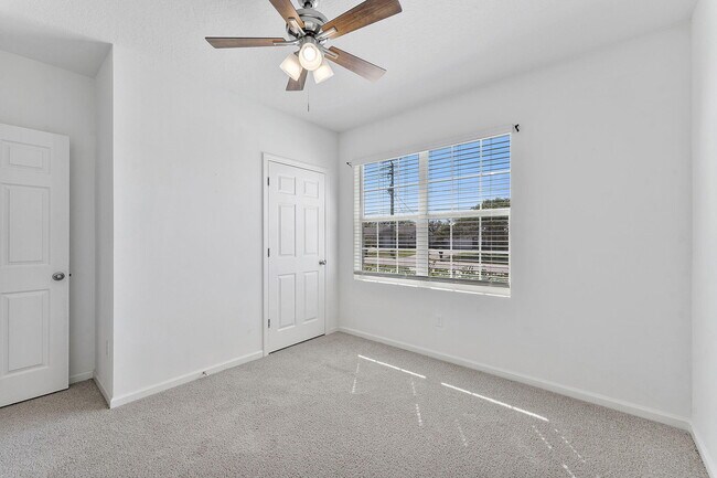 Building Photo - 357 SE Oakridge Dr