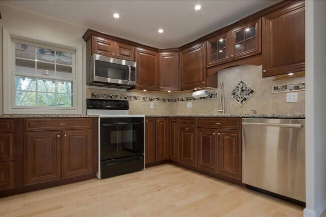 Foto del edificio - 384 Walnut Ln