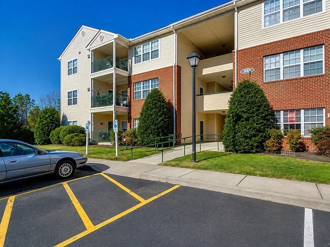 Building Photo - 811 Brassie Ln