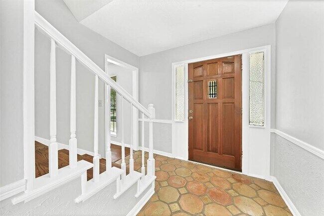 Puerta principal y área del vestíbulo - 5703 Green Timbers Dr