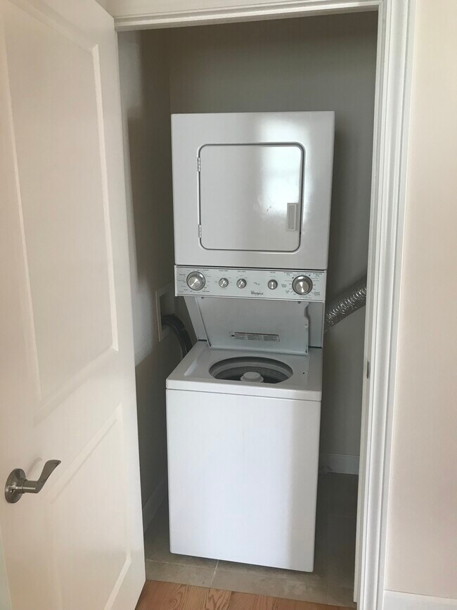 In-Unit washer and dryer - 2500 Muscatine Ave