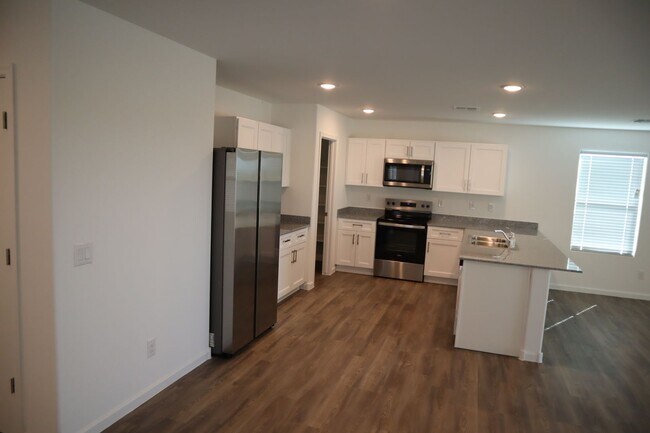 Building Photo - Home with a Heart ready for YOU ! !