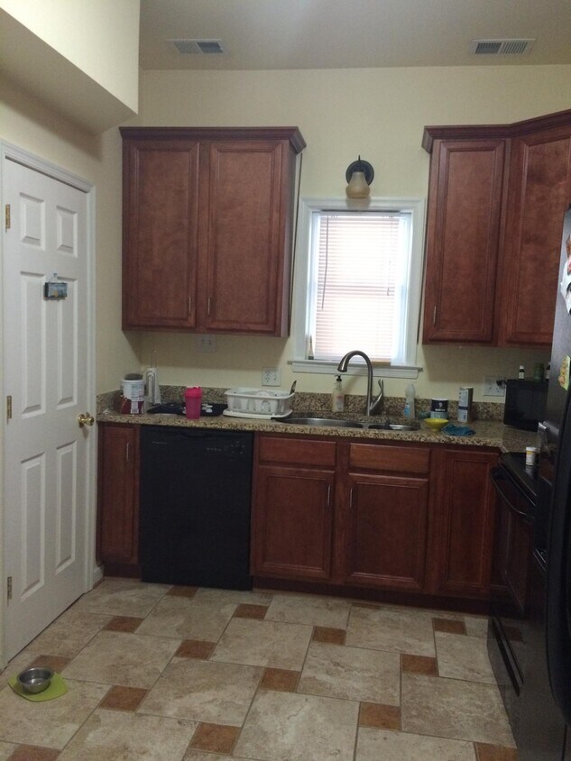 Kitchen - 2216 Parkwood Ave