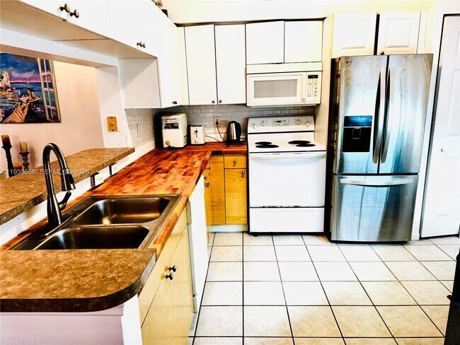 Foto del edificio - 17150 N Bay Rd