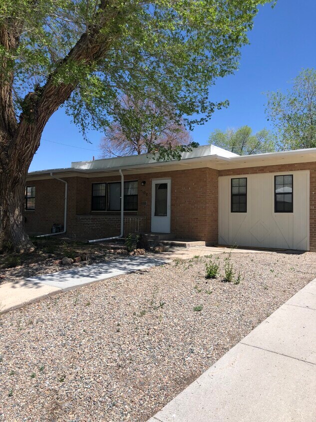 Mid century modern design - 106 Creston Dr