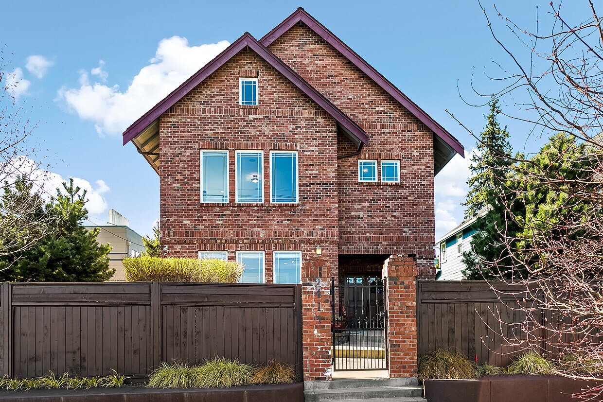 Foto principal - 2415 34th Ave W