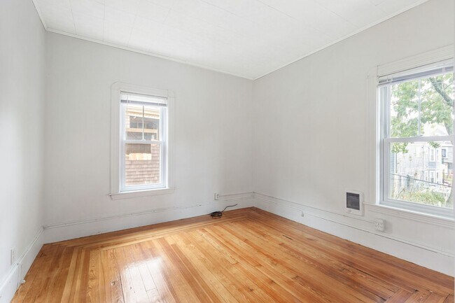Foto del edificio - Davis Sq. Location, In-Unit Washer and Dry...