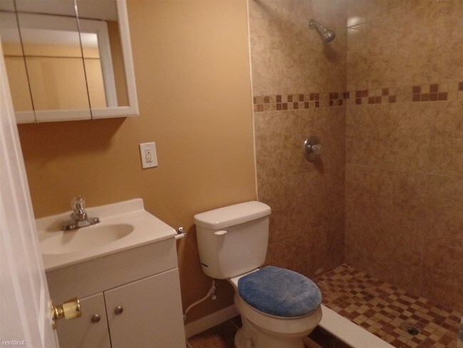 Foto del edificio - 3 br, 1 bath House - 242 Temple St Apt 2