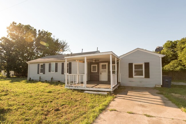 Building Photo - 3 Bed / 1 Bath in West Tulsa!