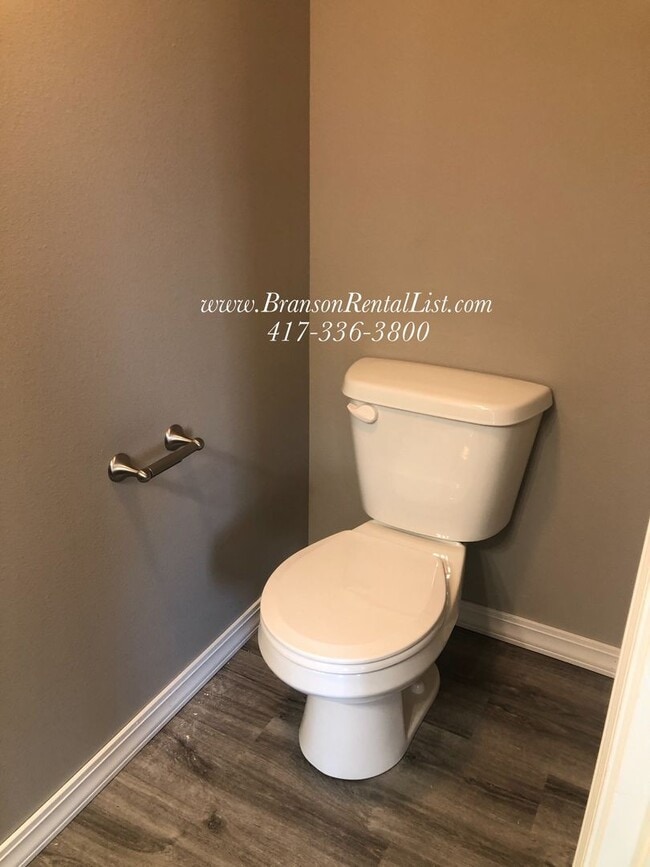 Building Photo - 3BR Townhouse near Holiday Hills