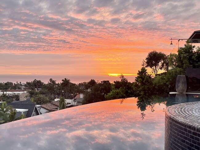 Gorgous Sunset Views - 1173 Van Nuys St