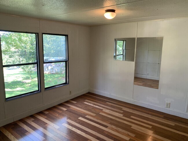 Building Photo - 6855 Skyview Dr SE