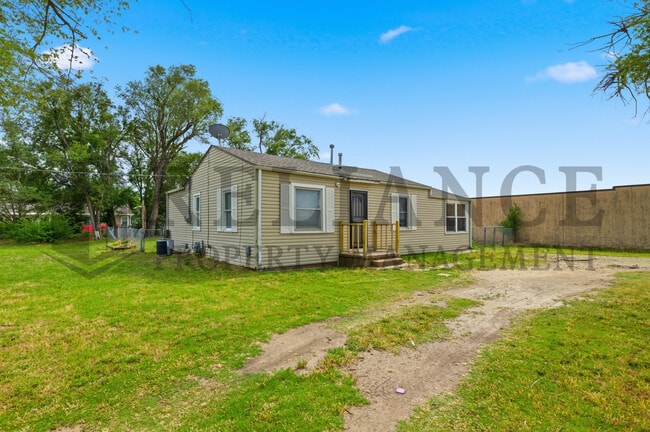 Building Photo - 6021 W Newell St