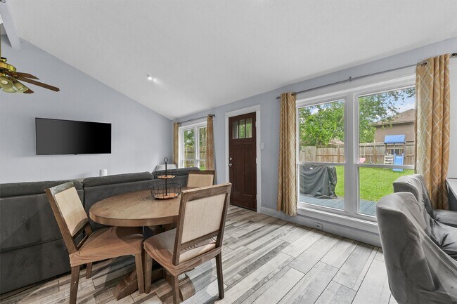 Foto del edificio - 16906 Rolling Acres Dr