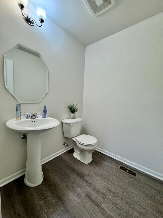 Building Photo - 14024 S Sheridan Trail