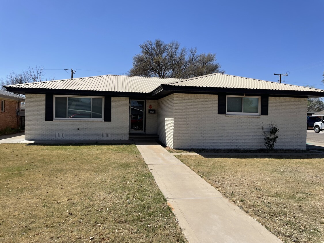 street view of home...corner lot - 1501 S Kenneth Ave