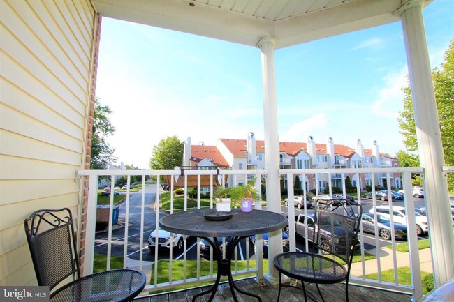 Building Photo - Crestwood 2 bed + Loft Large Condo Availab...