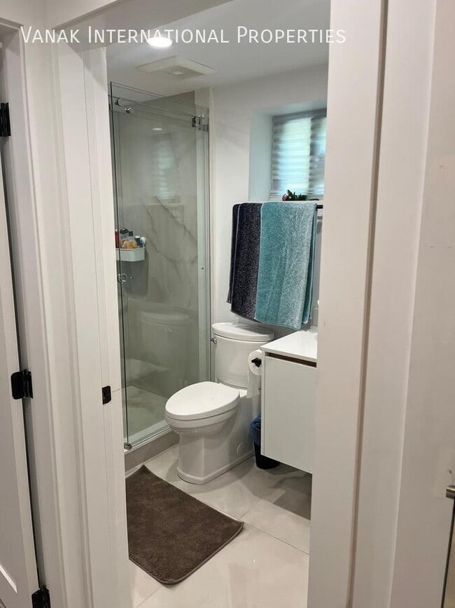 Building Photo - Bright 2-Bedroom Garden Level Suite