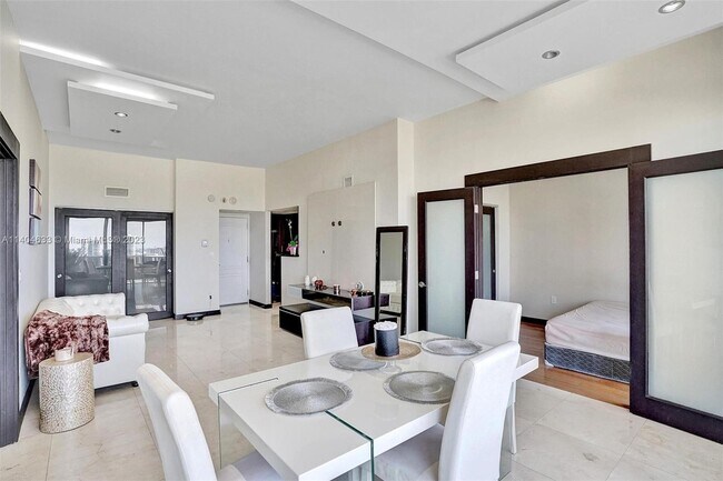 Building Photo - 3625 N Country Club Dr