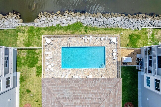Building Photo - 1805 Riverside Dr